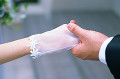 004：　カップル(花嫁・花婿)　つないだ手　手袋