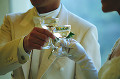 013：　カップル(花嫁・花婿)　シャンパングラス　スーツ　乾杯