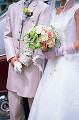 018：　カップル(花嫁・花婿)　オーバルブーケ(バラ)　ドレス　スーツ　手