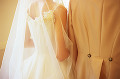 030：　カップル(花嫁・花婿)　組んだ腕　後ろ姿　ドレス　スーツ　ショ