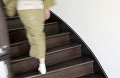 015：　女性　小紋の着物　階段　