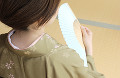 016：　女性　後姿　小紋の着物　扇子　畳　