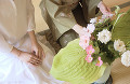 030：　女性　小紋の着物　生け花　野バラ　