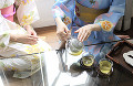 065：　女性　浴衣　煎茶　ガラスのテーブル　リビング　