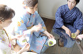 068：　男性　女性　浴衣　煎茶　和菓子　ガラスのテーブル　リビング　