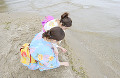 099：　女性　浴衣　白い砂　湖畔　滋賀県　琵琶湖　