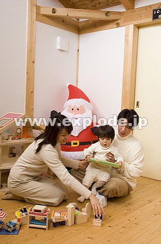 038�F�T���^�N���[�X�@�e�q3�l