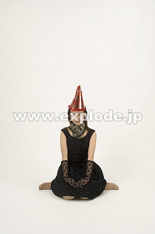 016：三角帽を被りドレス姿の女性