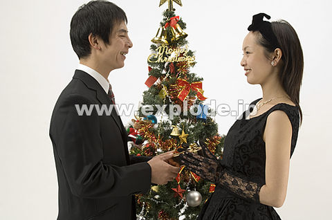 024：クリスマスツリーと手を取り合う恋人たち