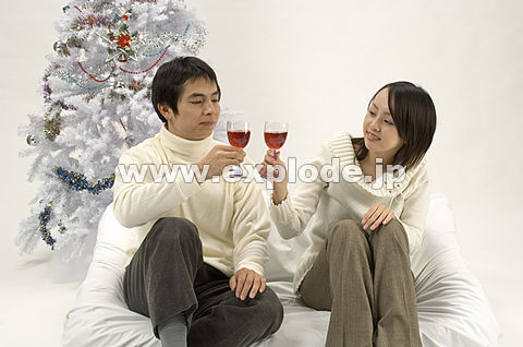 030：ワインで乾杯するカップル