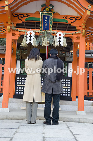 052：神社にお参りするカップルの後姿