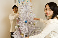040：クリスマスツリーの飾り付けをするカップル