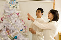 042：クリスマスツリーの飾り付けをするカップル