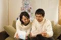 045：クリスマスカードを読むカップル
