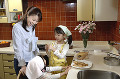 010：クッキーを作る少女と母親