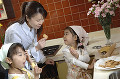 011：クッキーを食べる少女と母親