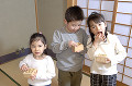 072：節分の豆を食べる子供たち