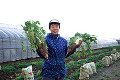 020：土のついた大根を持つ農家の女性