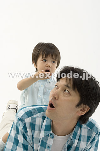 050�F���e�̔w���ɏ�鑧�q