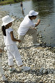 099：川で遊ぶ親子