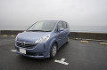 028：神奈川県　海の近くに駐車している自動車