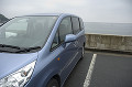 044：神奈川県　海の近くに駐車している自動車