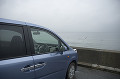 047：神奈川県　海の近くに駐車している自動車