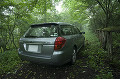 069：山梨県　林の中に停まっている自動車