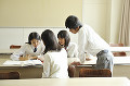 談笑する高校生四人