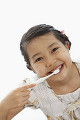 歯磨きをする笑顔の女の子