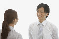 笑顔で女性と向い合う若い男性