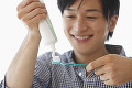 歯磨き粉を歯ブラシに付ける若い男性
