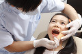 歯科検診を受ける女の子