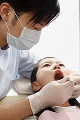 女の子の歯科検診を行う歯科医師