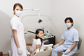 歯科医師と歯科助手と女の子