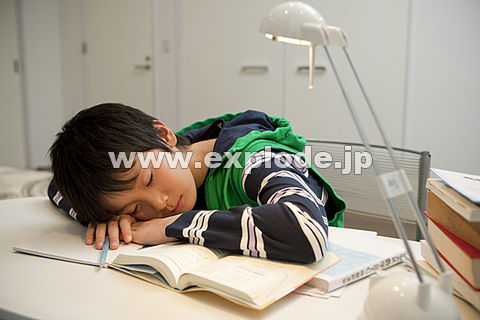 勉強に疲れてうたた寝をする男子中学生 Ml Jpg 写真素材