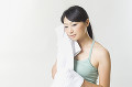 タオルで汗を拭く日本人女性