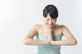 筋力トレーニングをする日本人女性