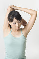 腕のストレッチをする日本人女性