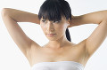 髪を後ろで束ねる日本人女性
