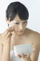ファンデーションを塗る日本人女性