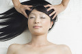 ヘッドマッサージを受ける日本人女性