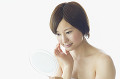 手鏡を持って見る日本人女性