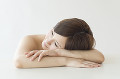 机の上に伏せる日本人女性