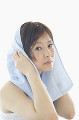 タオルで髪を拭く日本人女性