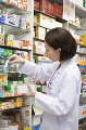 商品棚を整理する女性薬剤師