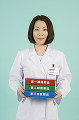 医薬品のボードを持つ女性薬剤師