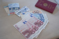 ユーロ紙幣とパスポート
