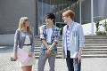 校舎の前で笑顔で話す留学生と大学生