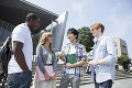 校舎の前で留学生と話す大学生
